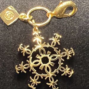 NEW Authentic Chanel limited edition   Snowflake CC Logo Pendant – Gold-Tone